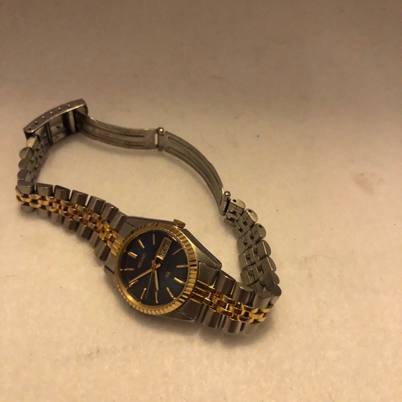 Seiko Blue Dial 3Y03-0169 Two Tone w/ Day and Date - Picture 2 of 3